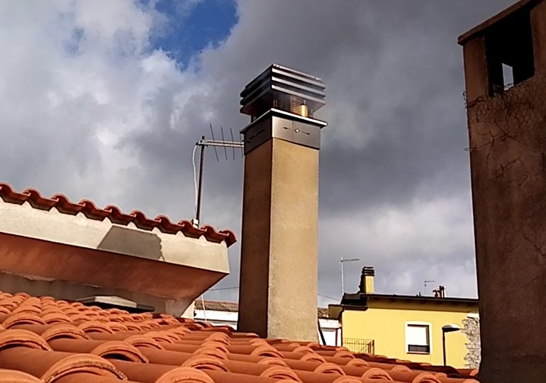 ¿Los fuertes vientos hacen que el humo de la chimenea entre en su casa? El extractor de humos para chimenea Gemi es la solución.
