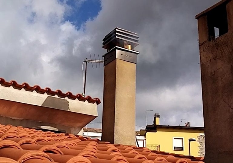 ¿El viento fuerte sopla humo de su chimenea hacia su hogar? El extractor de humos Gemi es la solución